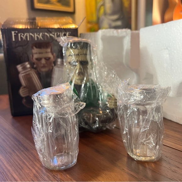 Frankenstein salt and pepper holder by Frankenspice, new in box Halloween gift - Picture 2 of 3